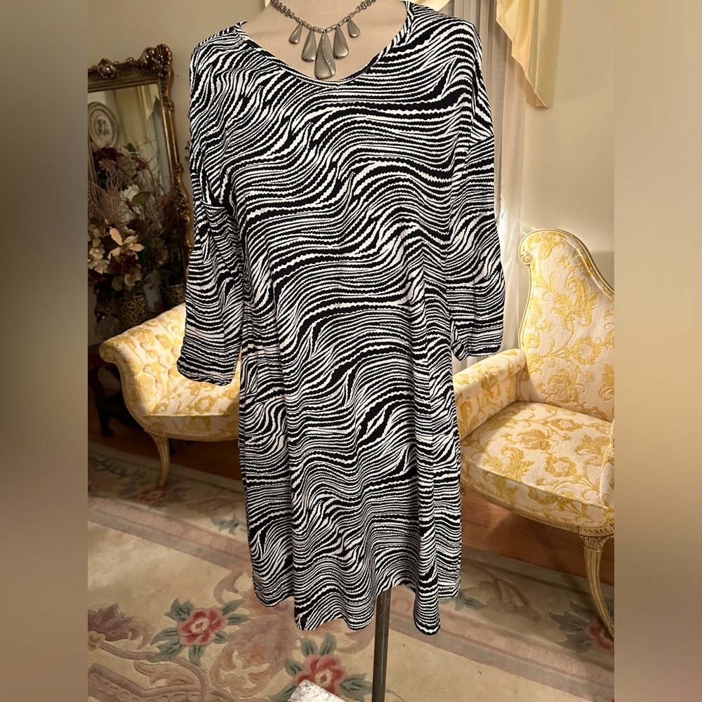 LuluB NWOT adorable black/white dress keyhole sleeves size M